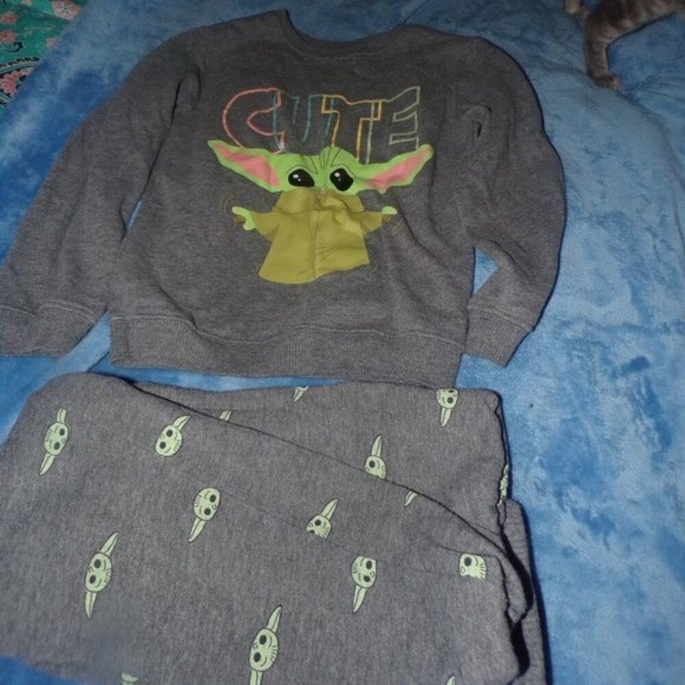 kids size 7/8 Star Wars Baby Yoda sweat suit set